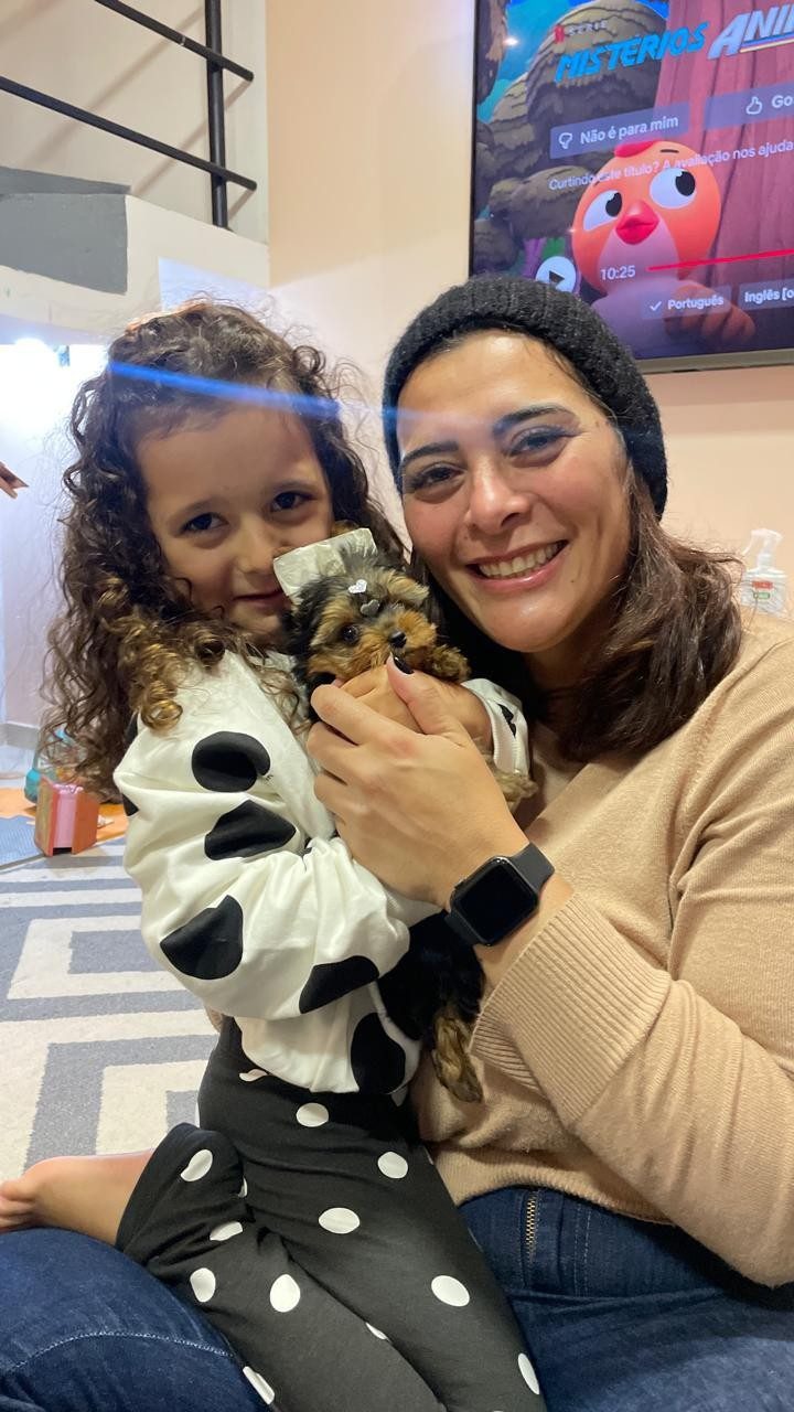 Mãe e filha com o filhote recém-chegado