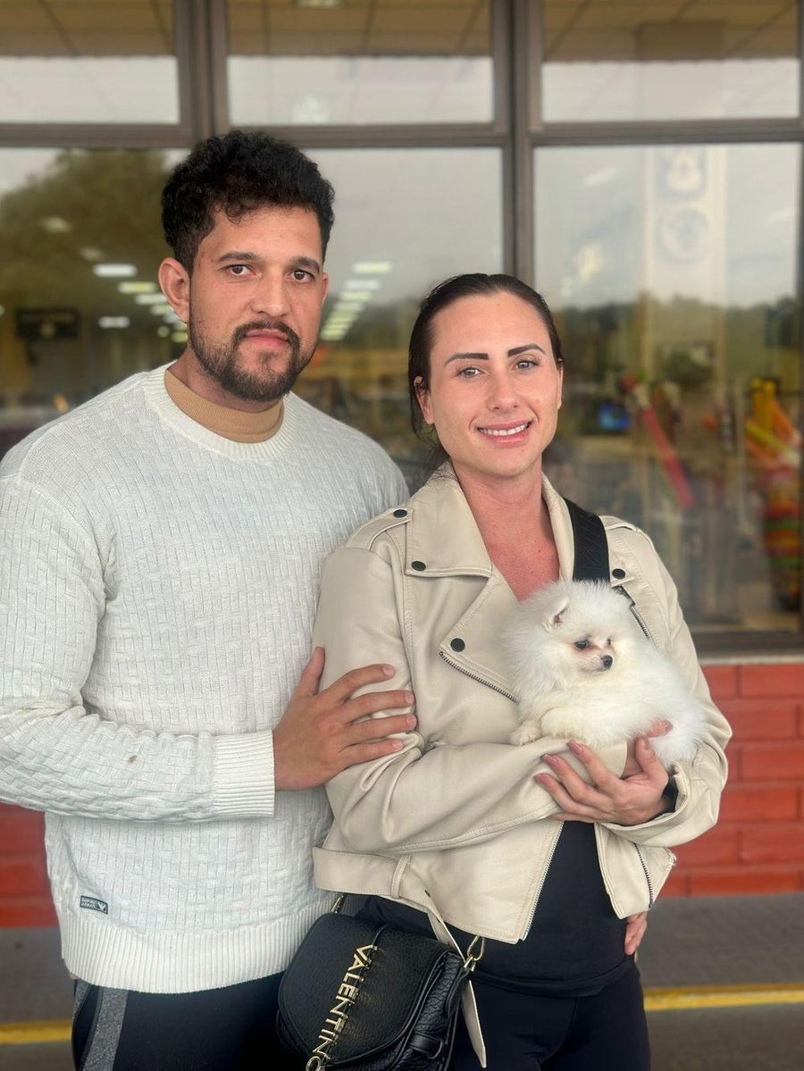 Casal recebendo seu filhote Maltês