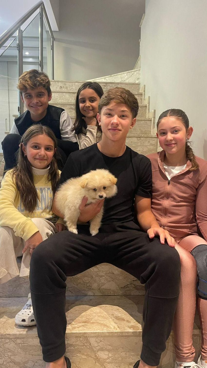 Família com seu novo filhote da Dogs House