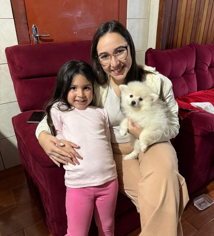 Mãe e filha felizes com o novo filhote da Dogs House