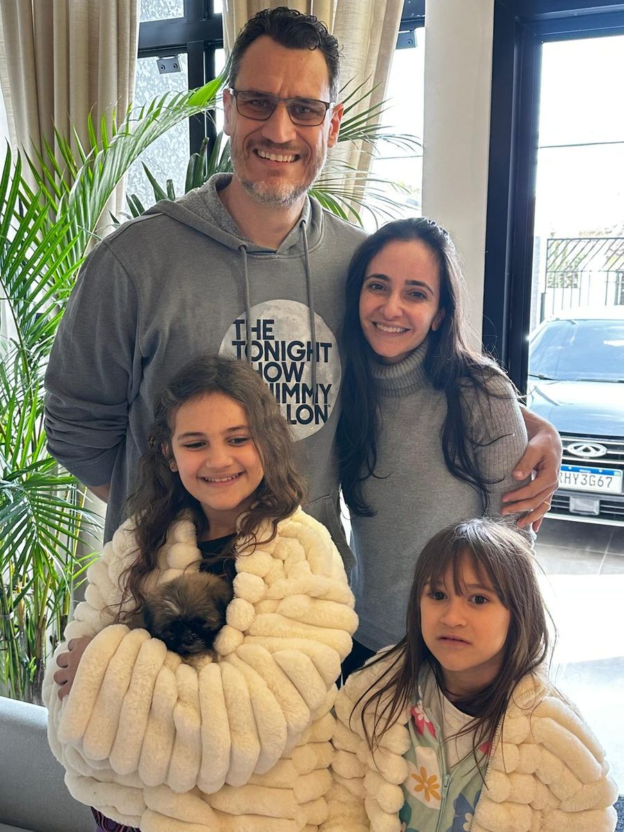 Família reunida com os filhotes Dogs House